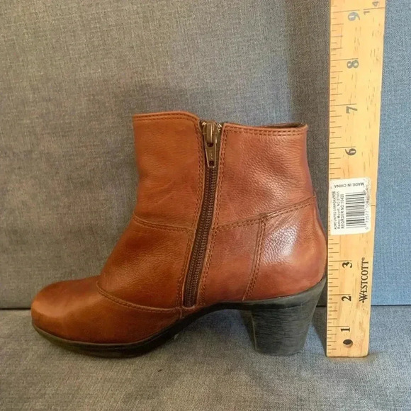 Woman’s Clark’s Brown Leather Block Heeled Ankle Square Toe Y2K Boots Size 6 - Picture 11 of 11